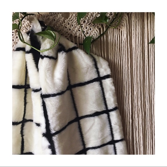 NWOT Asos White Black Stripe Faux Fur Scarf - Picture 5 of 7